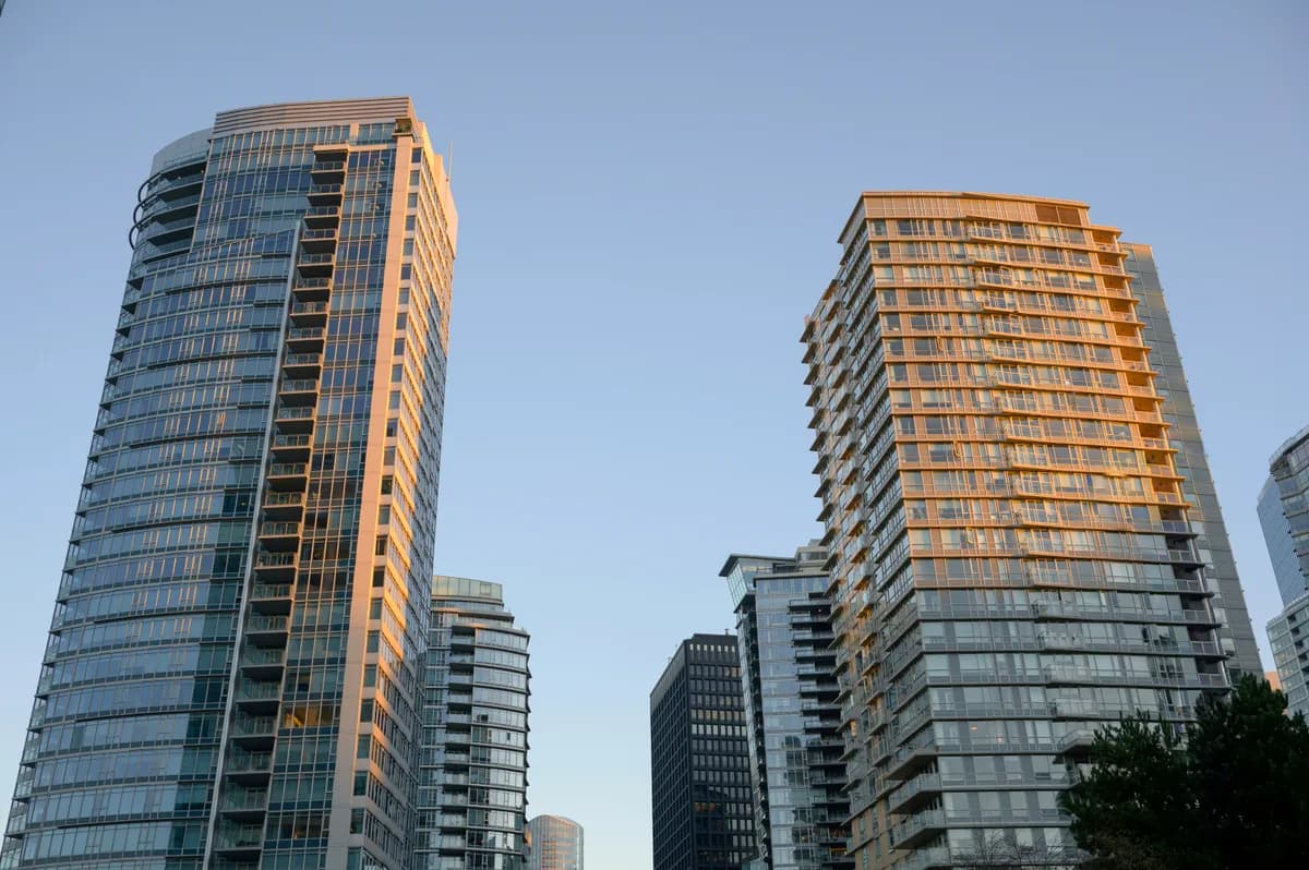 夕阳映照下的温哥华建筑实景,非在售房源